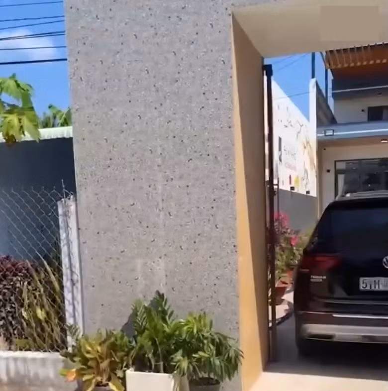 Cổng nhà xây kiên cố, chắc chắn.