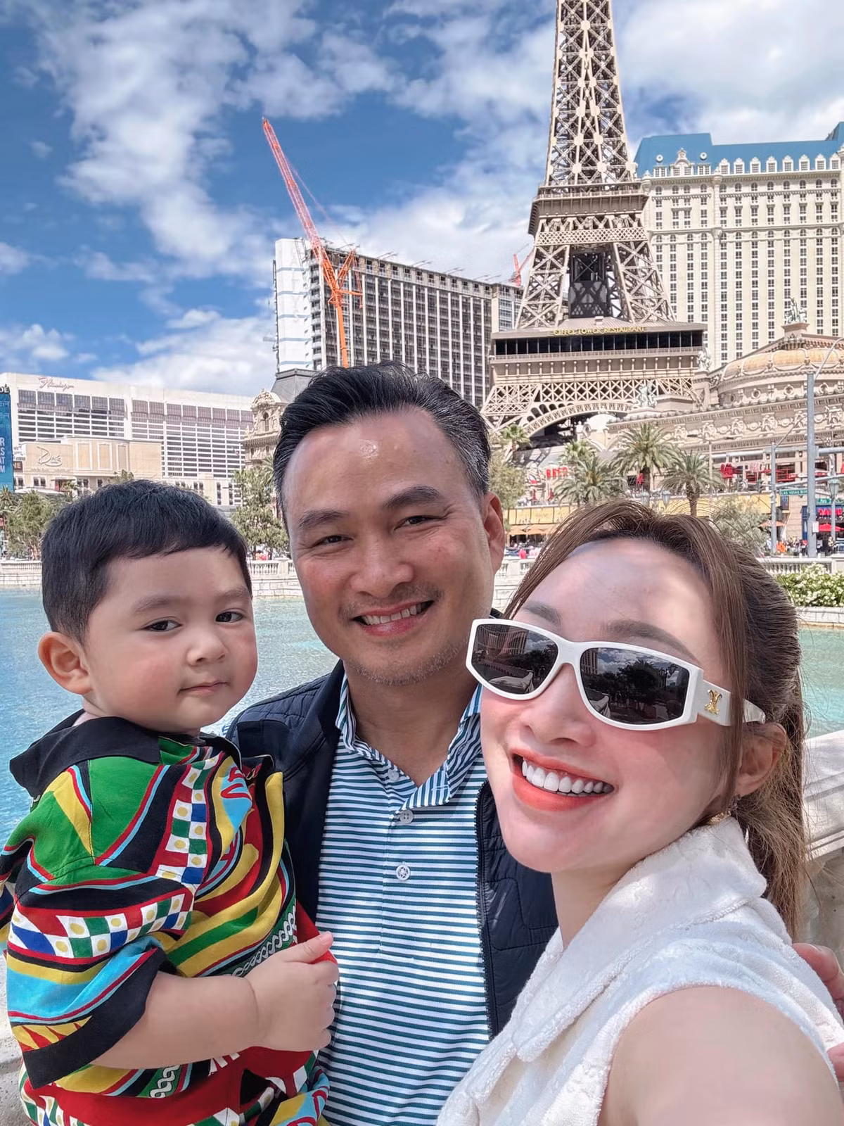 Chi Bảo rất hạnh phúc khi tổ ấm có thêm nàng công chúa nhỏ, hiện đủ "nếp và tẻ", đúng ý nguyện của hai vợ chồng. Ảnh: FB Chi bảo
