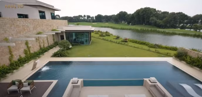 Phía ngoài căn biệt thự là bể bơi dài tới 14 - 15 mét.
