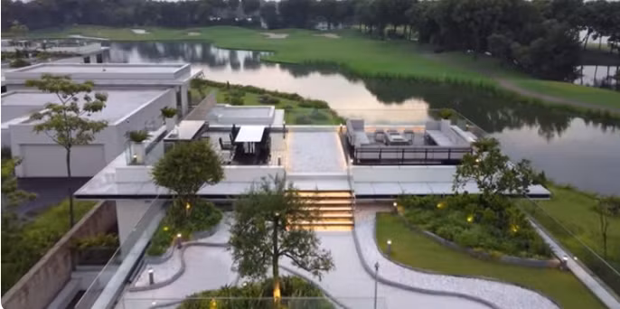 Tại đây, gia chủ thiết kế không gian thư giãn, ngằm toàn cảnh sân golf. Nguồn ảnh: chụp màn hình NhaTo