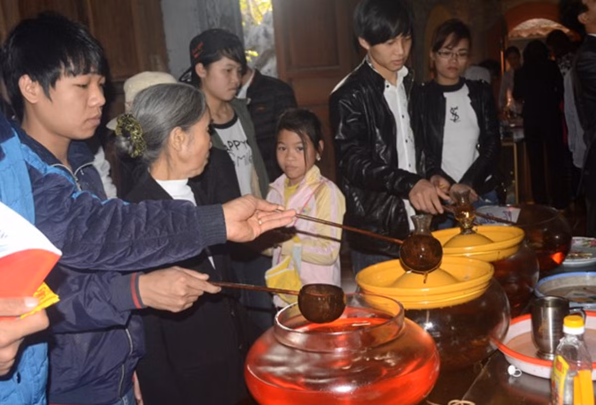 Vào những ngày đầu năm, việc mua dầu cúng là một trong những nét văn hóa truyền thống tại Việt Nam, thể hiện mong muốn về may mắn và bình an cho gia đình. Thường đầu năm mới, các gia đình và phật tử tìm về chốn Thiền tự để cầu mong sức khỏe, bình an. Việc mua dầu dâng Phật tùy thuộc vào cái tâm của mỗi người.