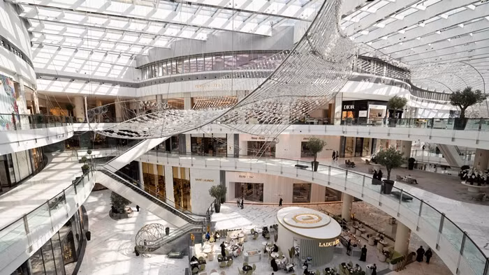 Không chỉ là trung tâm thương mại bình thường, Dubai Mall còn là trung tâm mua sắm lớn nhất thế giới về tổng diện tích và lượng khách hàng. Nơi đây có 1.200 cửa hàng bán đồ chất lượng cao, giá cả vừa phải. Ảnh: Getty