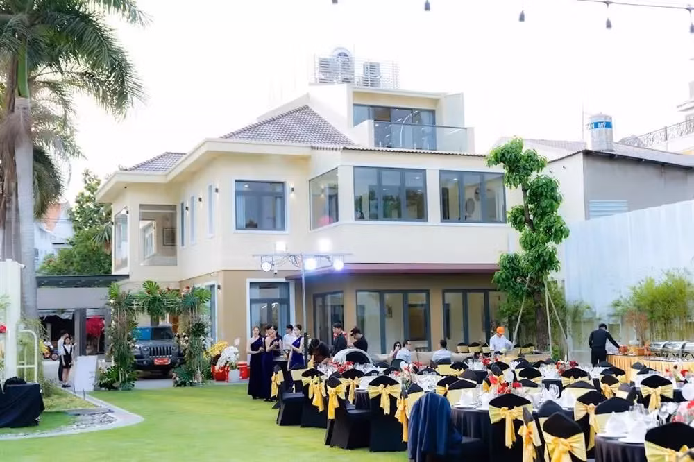 Biệt thự mới của Hoa khôi Thu Hương rộng 1.000m2 có mặt tiền hồ tuyệt đẹp và nhìn ra đại lộ Nguyễn Văn Linh, thường được ví như "view triệu đô" giữa lòng Sài thành.
