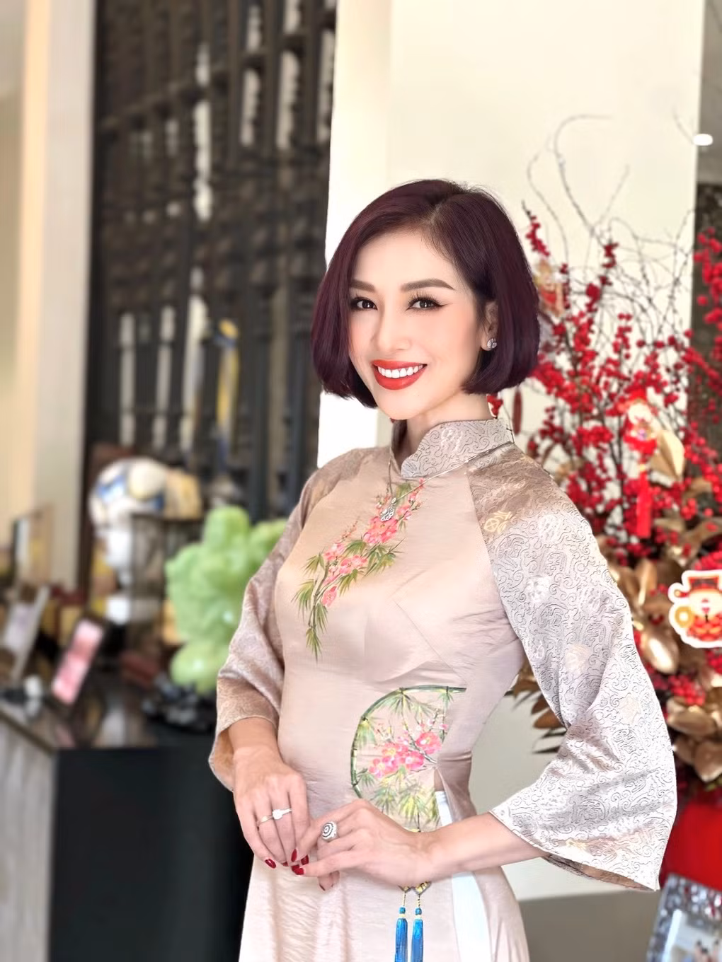 Ngày Tết, Thu Hương sắm nhiều hoa đào, hoa mai, tự tay chăm chút từng góc nhỏ trong nhà.