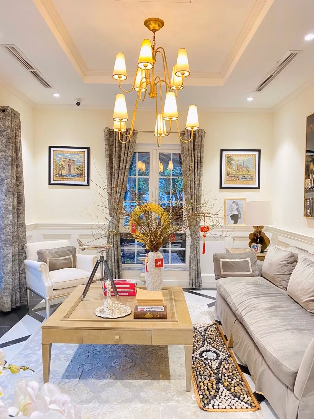 Bên trong biệt thự, Hoa khôi Thể thao Thu Hương trang bị nội thất cao cấp bằng gỗ và da, sử dụng tông màu nâu, kem chủ đạo.