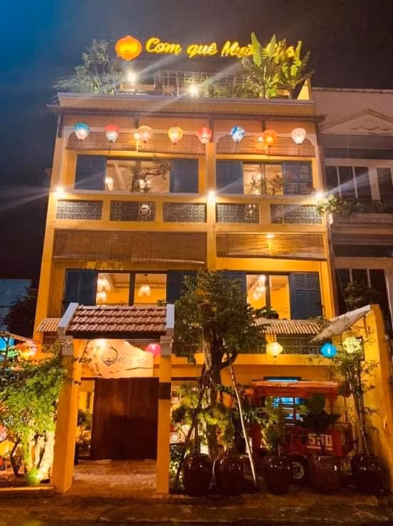 Trường Giang điều hành hệ thống nhà hàng nổi tiếng ở TP HCM và mở thêm nhà hàng hải sản ở Bà Rịa - Vũng Tàu.