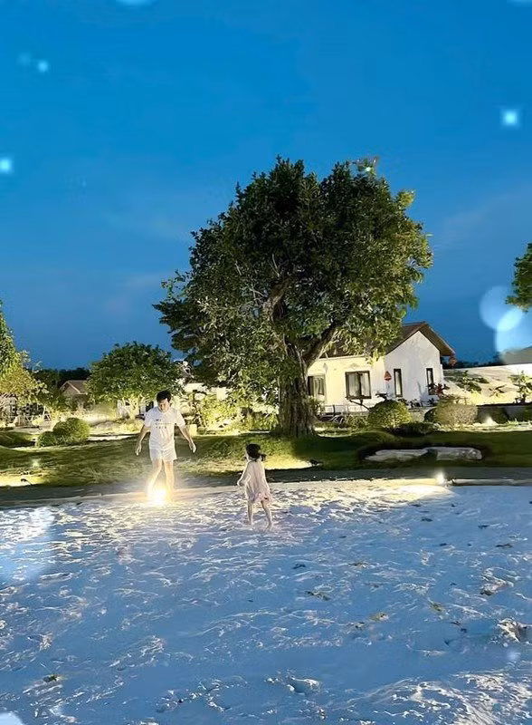 Biệt thự được thiết kế rộng, có sân vườn lớn để gia đình nghỉ dưỡng.
