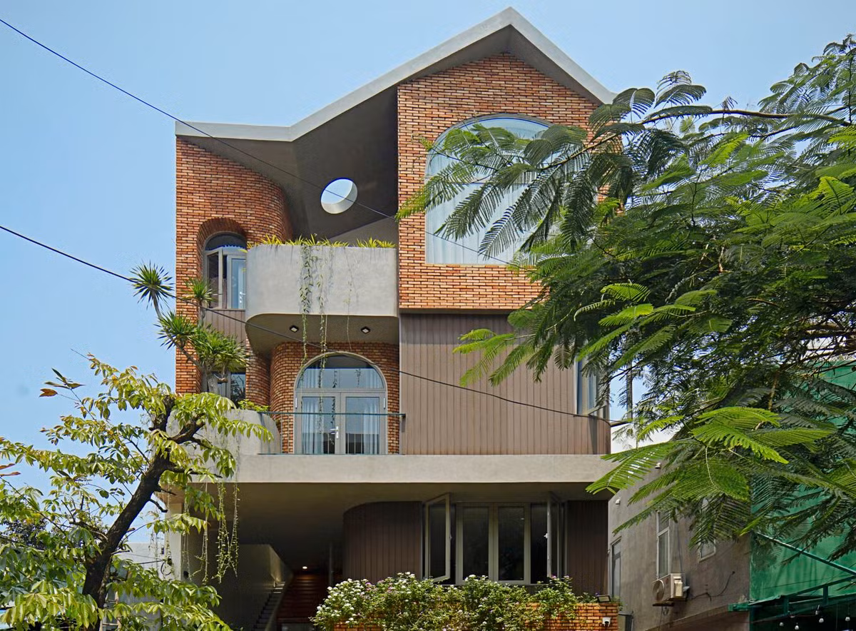 Tọa lạc tại quận Hải Châu (thành phố Đà Nẵng), Nhà Mộc Residence được thiết kế với triết lý xây dựng một ngôi nhà không chỉ là nơi để ở mà còn là nơi bảo vệ con người khỏi môi trường bên ngoài.
