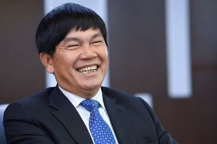 Ông Trần Đình Long cho biết: "Một ngày bình thường của tôi rất bình thường. Tôi là người theo chủ nghĩa không có cái gì quá cả". Vị tỷ phú cũng chỉ có một chiếc điện thoại, không kiểu "hai tay hai máy". Ảnh: HPG