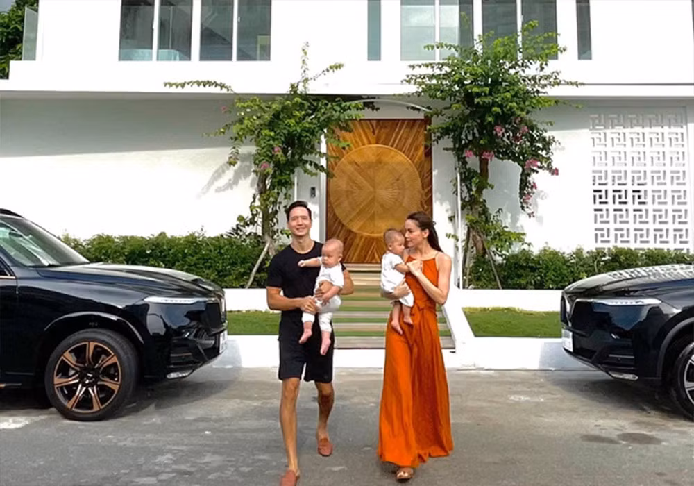 Hồ Ngọc Hà là nữ ca sĩ, người mẫu nổi tiếng tại Việt Nam. Hiện, Hà Hồ đang có cuộc sống hạnh phúc bên Kim Lý và cặp song sinh đáng yêu trong căn biệt thự 30 tỷ tại Thảo Điền (TP HCM). Ảnh: FBNV