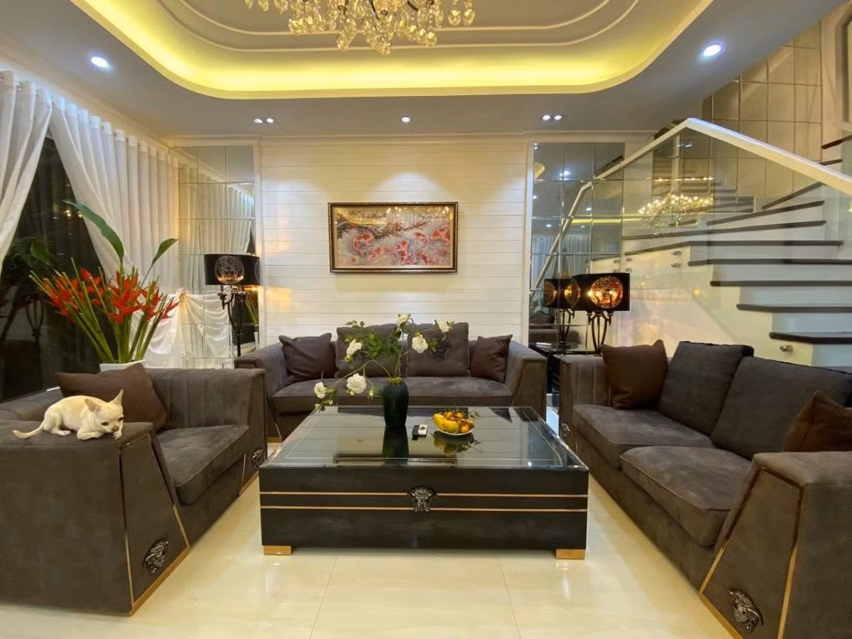 Phòng khách rộng rãi, liền với phòng ăn và bếp. Ảnh: Ngoisao