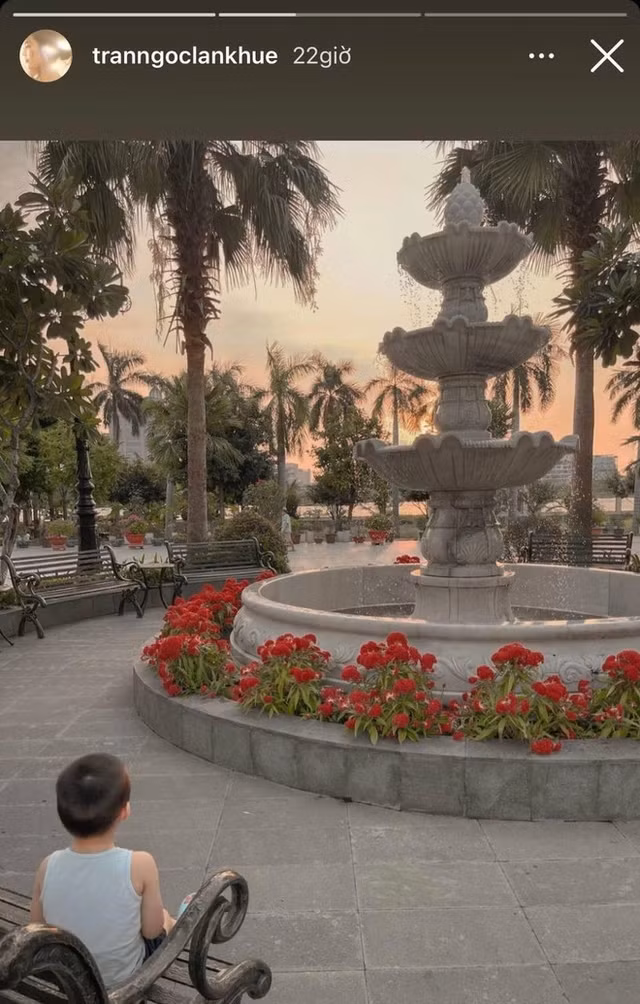 Bên ngoài biệt thự của Lan Khuê giống như một "công viên thu nhỏ", nơi có hồ phun nước khá đồ sộ. Ảnh: Instagram