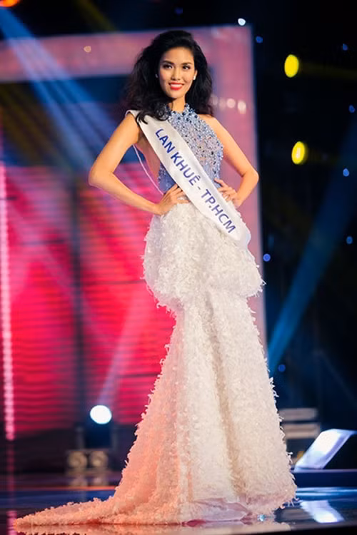 Năm 2014, Lan Khuê đăng quang Hoa khôi Áo dài và được quyền đại diện Việt Nam tham dự cuộc thi Hoa hậu Thế giới 2015 ở Trung Quốc. Ảnh: Vietnamnet