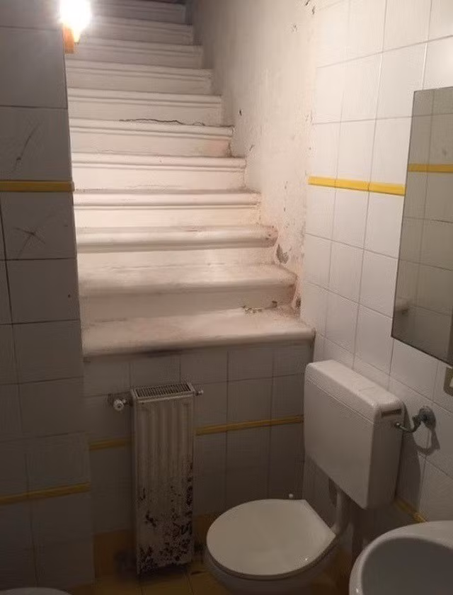 Thật khó tưởng tượng khi trong nhà vệ sinh cũng có cầu thang.
