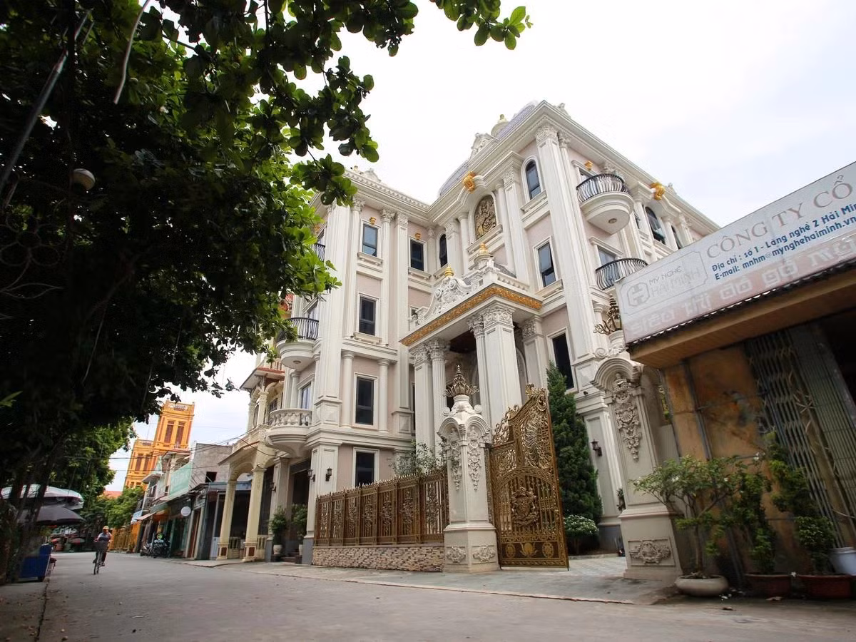 Hơn chục năm nay, nơi đây còn nổi tiếng với những tòa lâu đài, dinh thự hàng chục tỷ đồng. Ảnh: Saostar