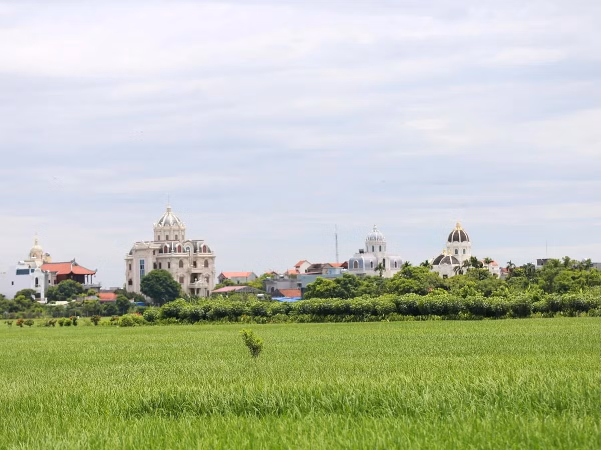 Dù cách xa hàng trăm mét nhưng vẫn có thể dễ dàng quan sát những căn biệt thự, tòa lâu đài tráng lệ. Ảnh: Saostar