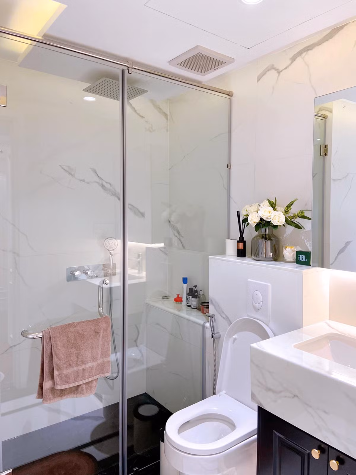 Phòng tắm hiện đại lắp vách kính ngăn khu vực vệ sinh và tắm, có cả sen tắm đứng và bồn tắm. Ảnh: FBNV