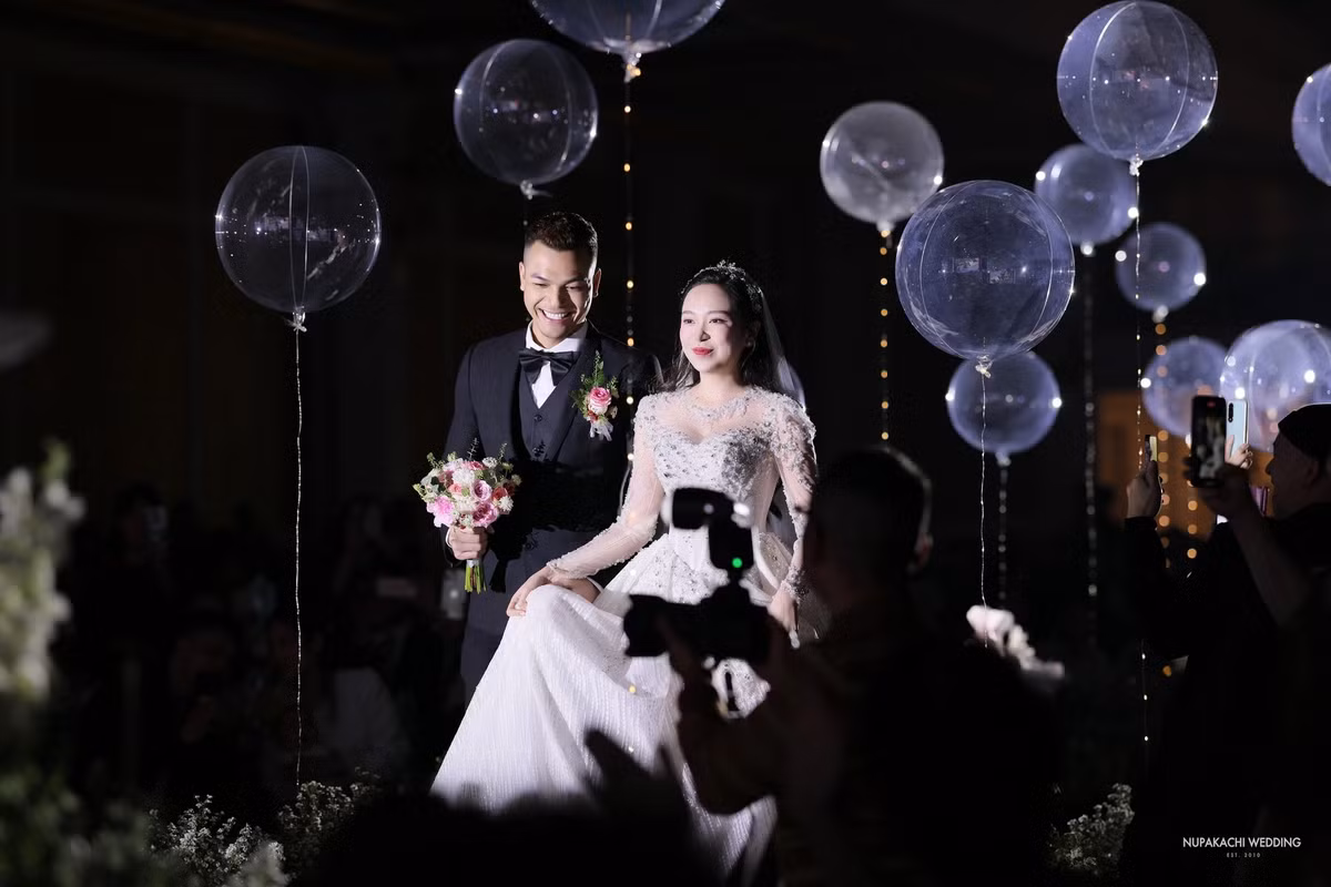 Chồng diễn viên Kim Oanh - Vũ Tuấn Việt sinh năm 1992 từng lấn sân sang diễn xuất, góp mặt trong một số bộ phim như: Lạc giới, Cầu vồng không sắc... Gần đây, Tuấn Việt hạn chế hoạt động nghệ thuật để sang nước ngoài kinh doanh. Ảnh: Phunuso