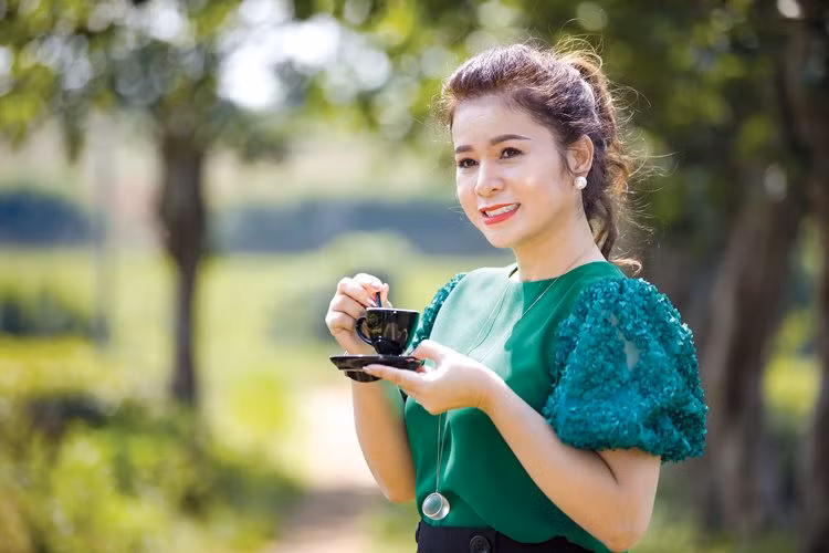 Ai cũng phải công nhận nhan sắc của CEO King Coffee ngày càng “thăng hạng”, thần thái quý phái khó nhầm lẫn với ai khác.