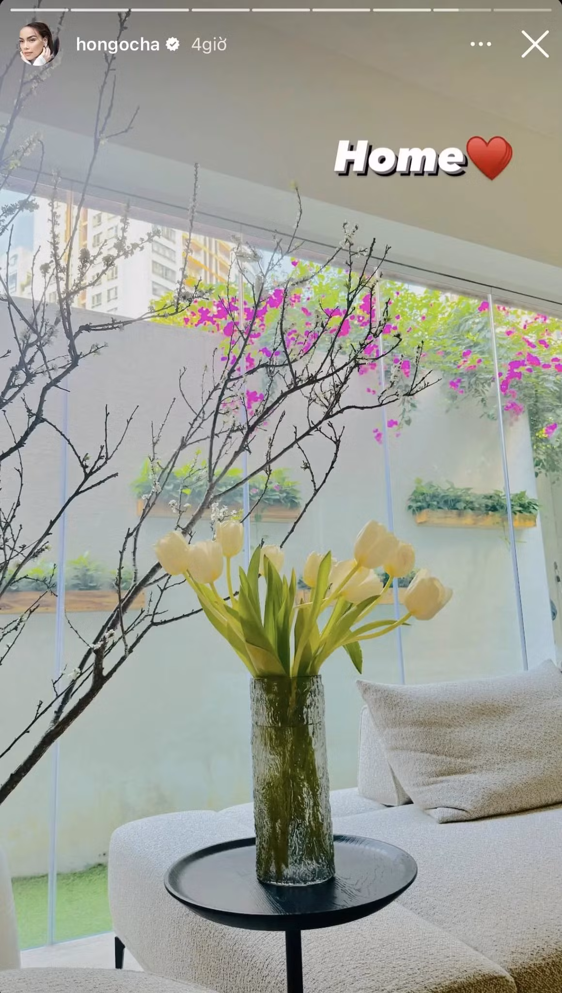 Dịp Tết 2024 vừa qua, Hồ Ngọc Hà tô điểm cho không gian phòng khách bằng nhiều loại hoa tươi.