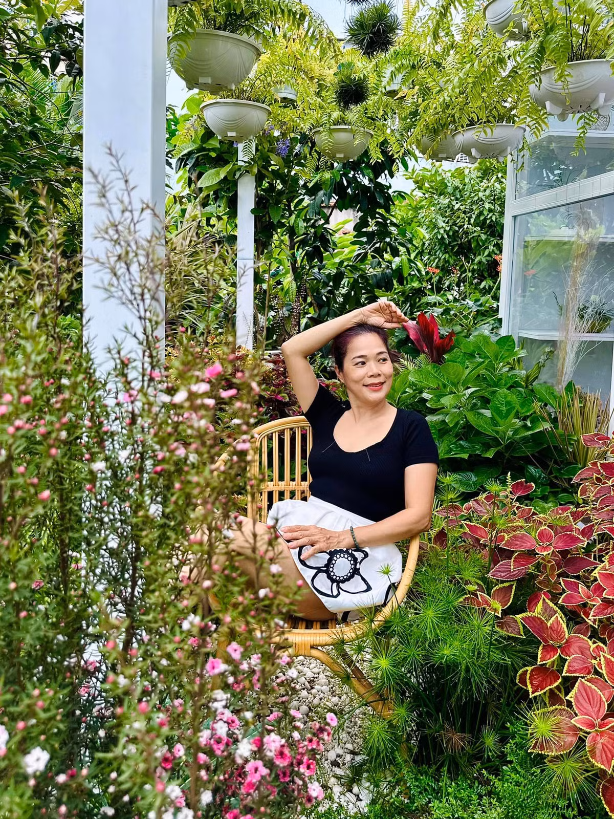 Những ngày này, Sài Gòn nắng nóng, ca sĩ Mỹ Lệ thích trốn trong khu vườn của mình.