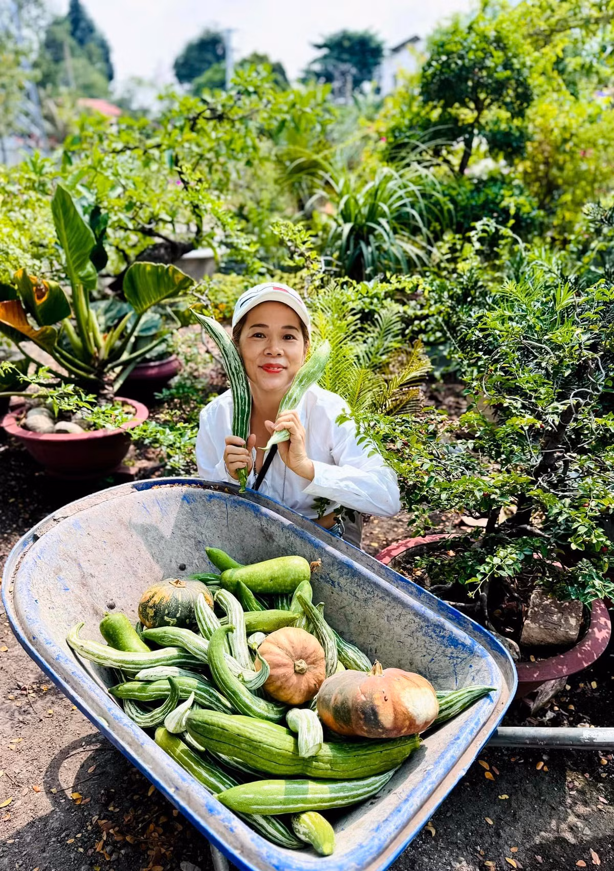 Giọng ca "Và cơn mưa tới" thường chia sẻ, mình trở thành nông dân khi chăm sóc cây cối trong khu vườn.