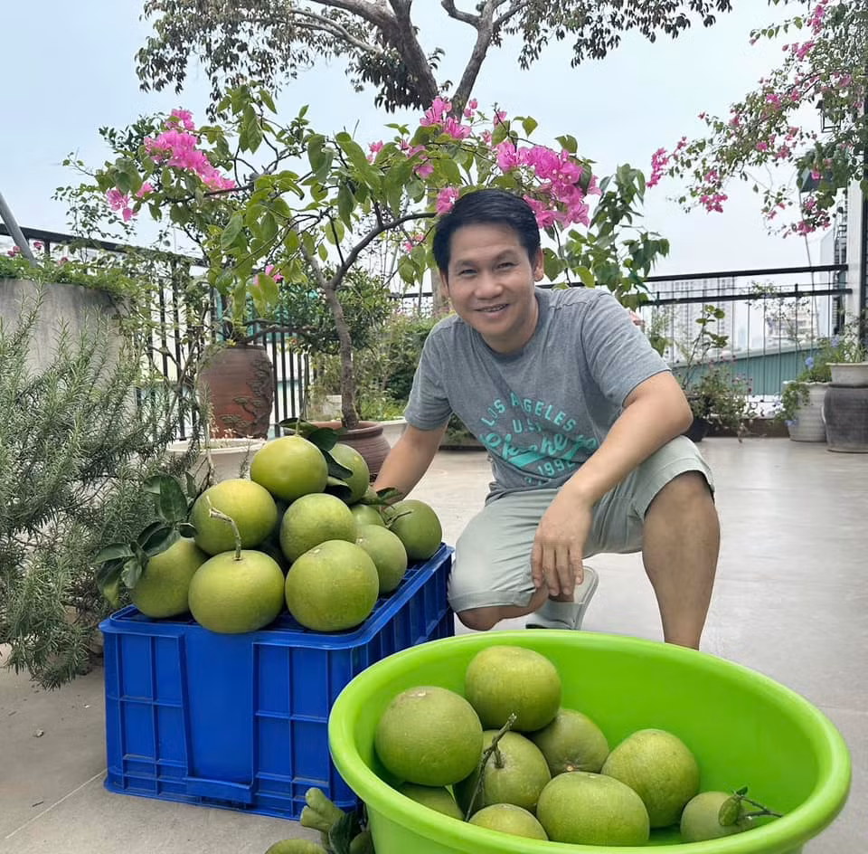  Ca sĩ Trọng Tấn đang sống cùng hai con trong căn biệt thự 4 tầng rộng 120m2 ở phố Trần Quang Diệu, Hà Nội. Những rảnh rỗi, "ông hoàng nhạc đỏ" tìm niềm vui bằng cách chăm sóc khu vườn trên sân thượng. Ảnh: FB Trọng Tấn