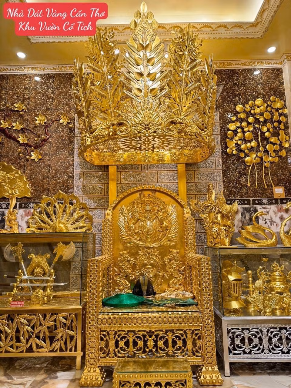Hai bên là hàng loạt sản phẩm tượng dát vàng với đủ hình tượng từ chiến binh Hy Lạp cho đến Phật Di Lặc, vũ khí Tây Âu cho đến binh khí phương Đông xa xưa...