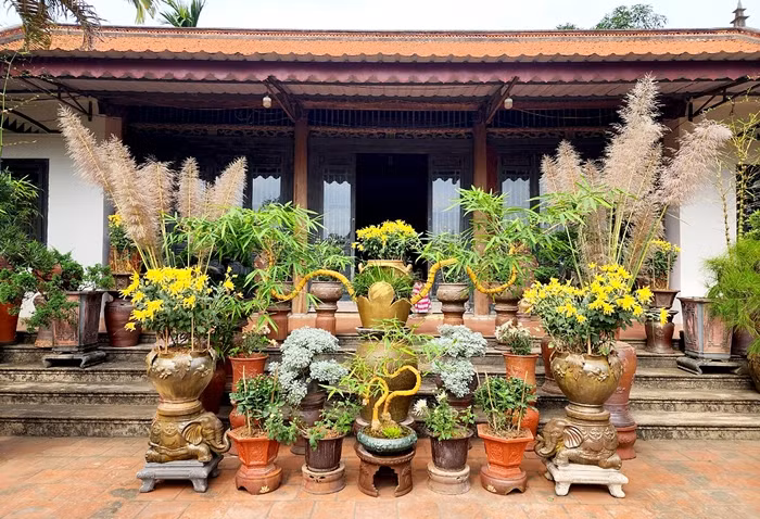 Lúc đầu, ý tưởng của Sỹ Luân là làm hình cây theo thế lưỡng long chầu nguyệt, tức hai con rồng cùng ngắm trăng. Nhưng trong quá trình làm, vẽ phác thảo, cắt, anh Luân đặt tên tác phẩm là lưỡng long chầu nhật với ý nghĩa mặt trời luôn rực rỡ, tươi sáng. Ảnh: Báo giao thông