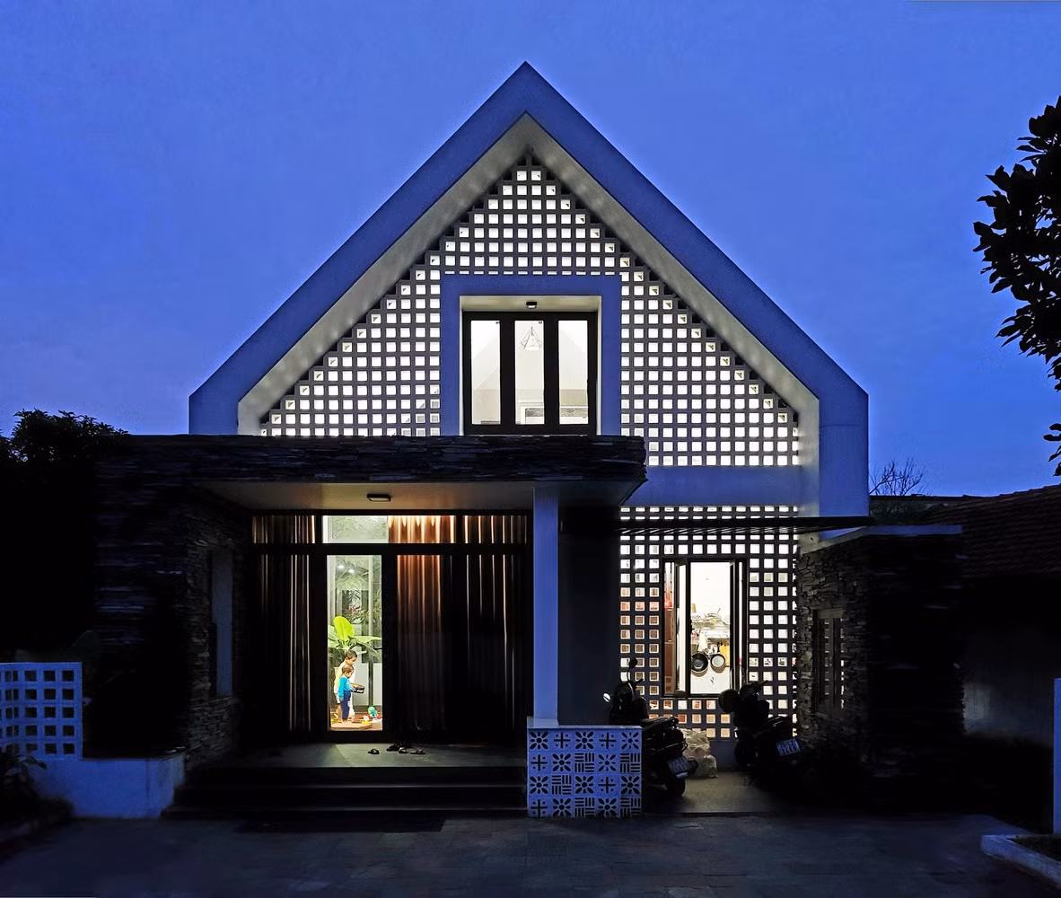 Trên diện tích đất hơn 200m2, gia chủ chỉ xây nhà trên diện tích 110m2, gồm 1 tầng trệt và 1 gác lửng, có phòng khách, bếp, 3 phòng ngủ, phòng thờ, khu WC, khu giặt giũ. Ảnh: Archdaily