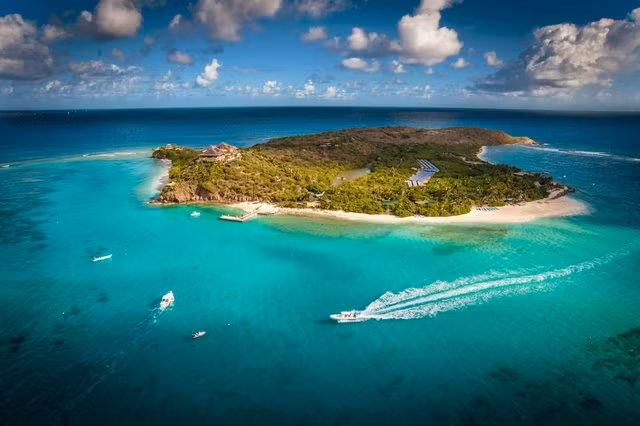 Nhà sáng lập tập đoàn Virgin Group từng mua lại toàn bộ hòn đảo Necker Island tại vùng biển Ca-ri-bê với giá 180.000 USD (tương đương 5,2 tỷ VND) theo tỷ giá tiền tệ vào năm 1978. Ảnh: Take Aim Photography