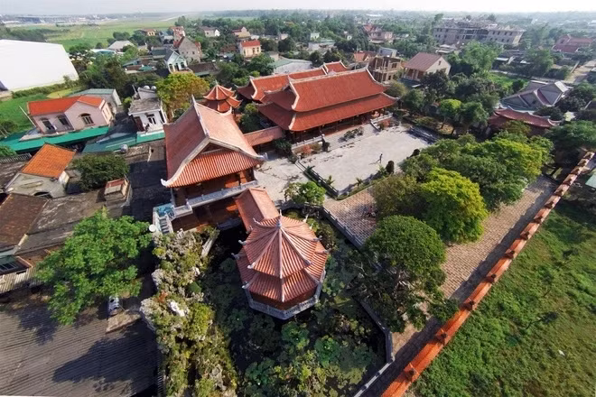 Bao quanh nhà là hàng rào kiên cố cao gần 3m, xây dựng rất công phu. Ảnh: Znews