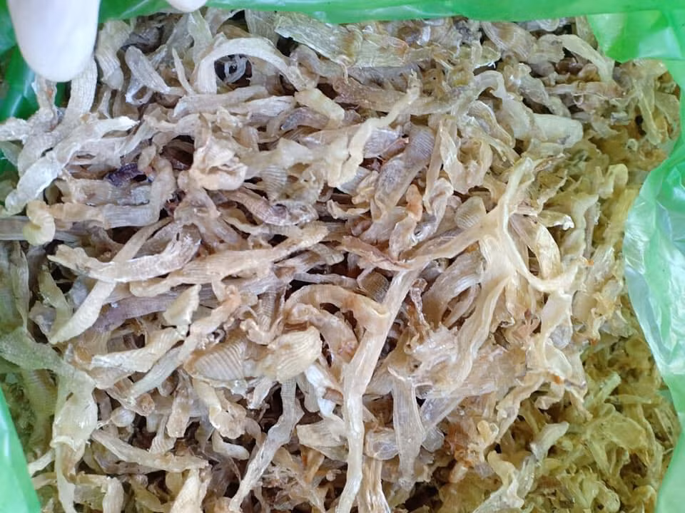Trên thị trường, sá sùng tươi có giá khoảng 300.000 đồng/kg, sá sùng khô lên tới 4-5 triệu đồng/kg. Ảnh: Facebook