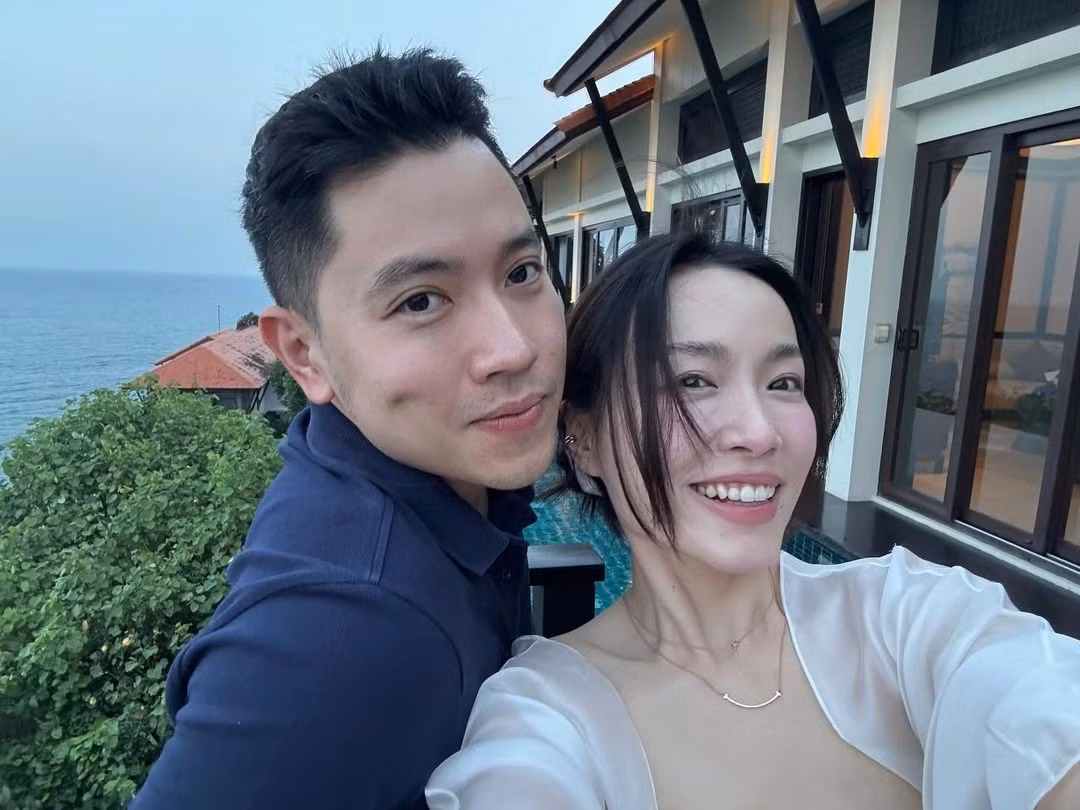 Mới đây, cơ trưởng đẹp trai nhất Việt Nam hé lộ không gian nhà mới, tổ ấm của hai vợ chồng khiến dân tình trầm trồ.