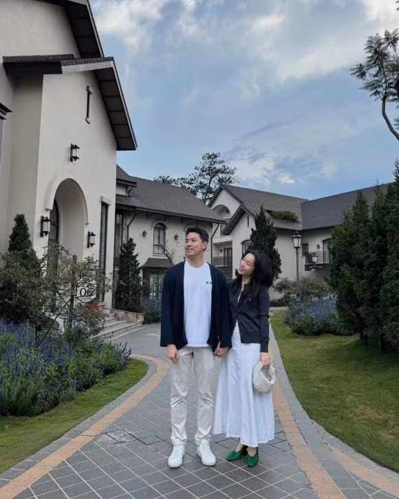 Đáng chú ý, Hà Trúc còn tiết lộ cả hai đều mua nhà mới, một nhà của cô và một nhà chung. Điều này khiến cộng đồng mạng không khỏi ngưỡng mộ về độ giàu có của cặp đôi.