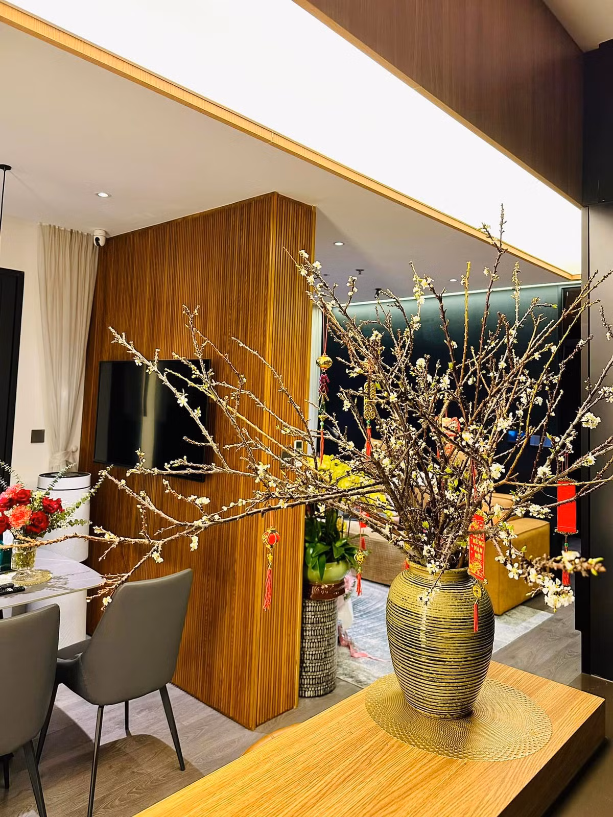 Không chỉ dịp Tết, thường này BTV Minh Hương cũng thường xuyên mua hoa tươi về trang trí khắp không gian nhà.