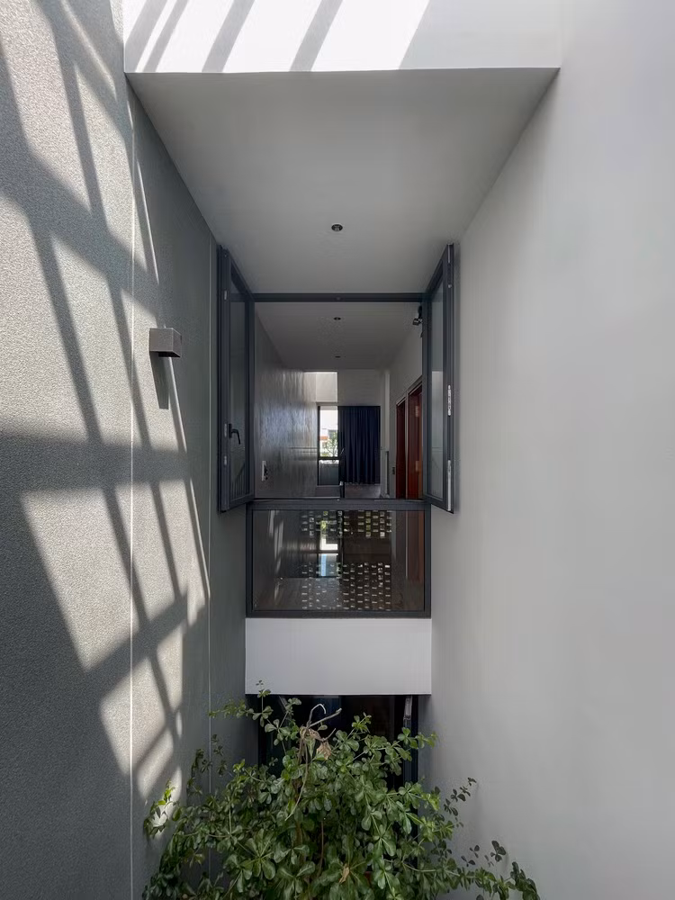 Cấu trúc này giúp bảo vệ không gian bên trong khỏi các yếu tố bất lợi như ánh nắng trực tiếp, bụi đô thị, tiếng ồn và mưa....
