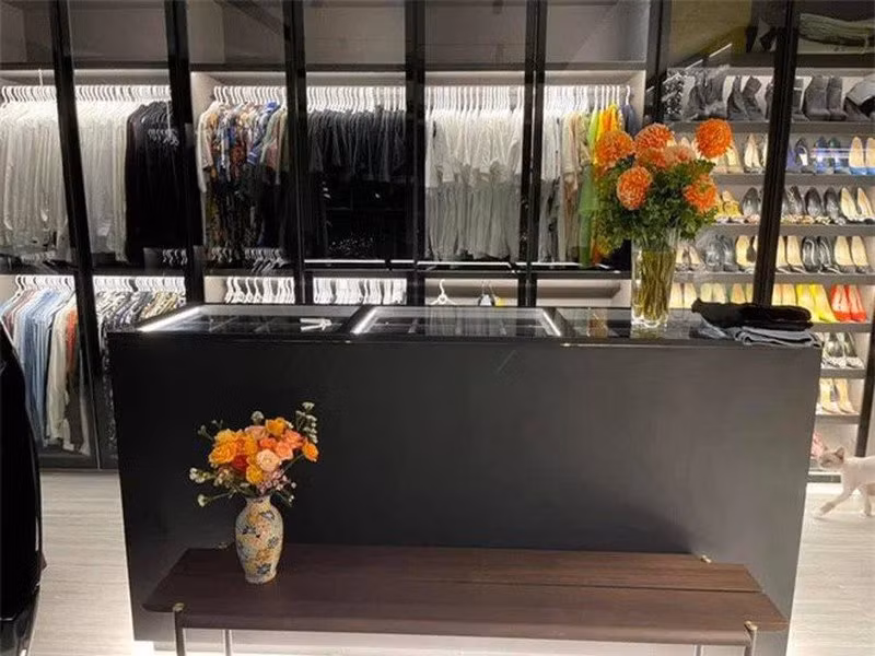 Trấn Thành dành riêng một góc để xây phòng thay đồ vầ cất giữ đồ hiệu gồm quần áo, giày dép, túi xách...