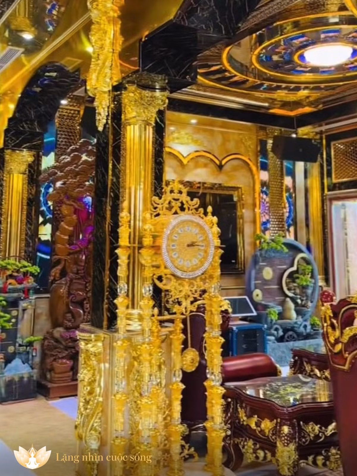 Trong nhà có thang máy để di chuyển giữa các tầng.