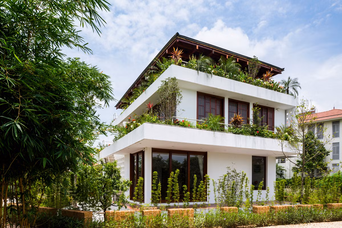 Nằm trên khu đất gần bờ hồ, nhóm thiết kế đặt cửa và ban công mở toàn bộ từ tầng 1 đến tầng 3 ở phía Nam và phía Đông để tạo ra các khoảng thông và thu được tầm nhìn ra hồ. Ảnh: Hiroyuki Oki