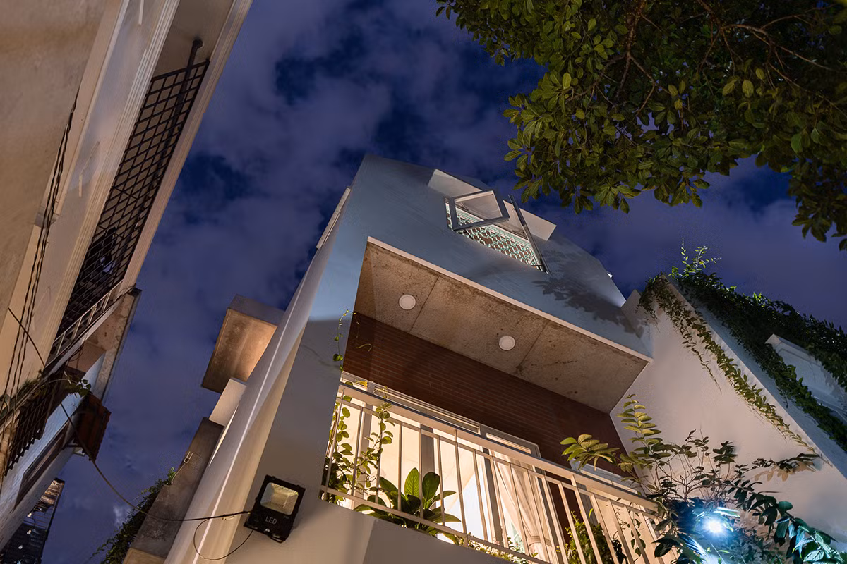 Tọa lạc tại Quận 7 (TP HCM), Q7 house là công trình nhà ở dạng tổ hợp nhiều chức năng sử dụng, mục đích khác nhau. Ngôi nhà được xây dựng cho gia đình gần 10 thành viên.