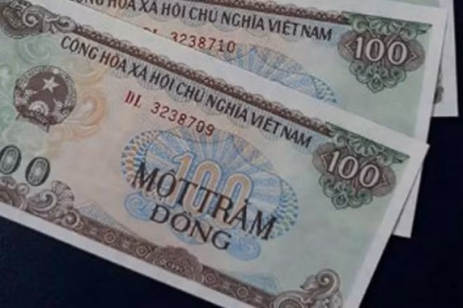 Tờ 100 đồng có kích thước 120mm x 59mm, in trên giấy cotton, có màu nâu đen. Ảnh: Internet