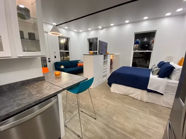 Khu vực đa chức năng được thiết kế không chỉ để làm phòng khách. Sofa có thể kéo ra làm giường khi cần thiết.
