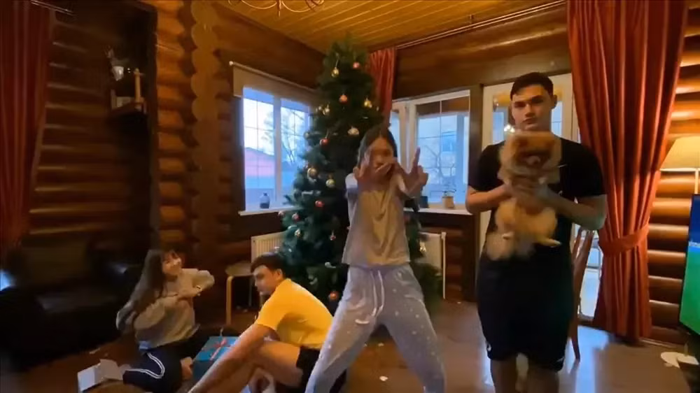 Bên trong nhà có tông màu nâu chủ đạo, được trang trí ngăn nắp và gọn gàng.