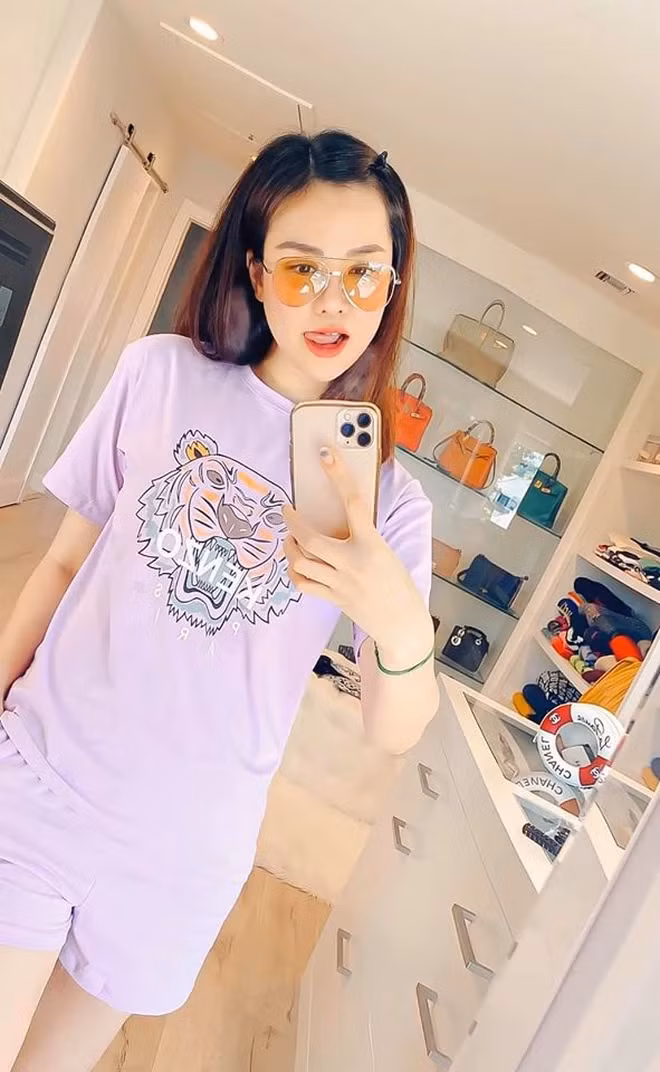Căn phòng yêu thích nhất của Đào Lan Phương là phòng trưng bày túi hiệu sang chảnh và nhiều mẫu mã hệt như đang ở cửa hàng.