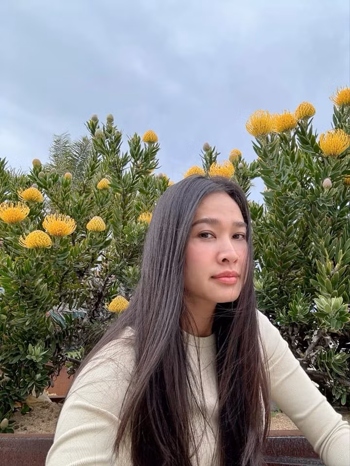 Căn nhà của Hoa hậu Dương Mỹ Linh mang đậm nét Á Đông. Phía trước cổng nhà là khung cảnh đẹp lịm tim với vườn hoa rực rỡ.