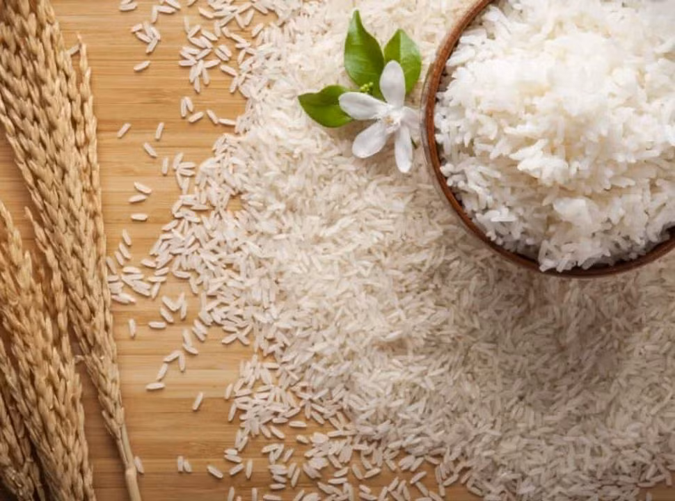 Trước khi được bán ra thị trường, gạo Kinmemai Premium được đánh bóng, loại bỏ lớp sáp. Ảnh: Getty