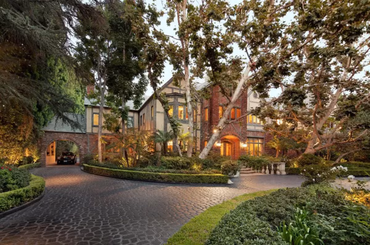 Bezos cũng sở hữu bất động sản ở Beverly Hills, California, một trong những khu phố đắt đỏ nhất ở Los Angeles.