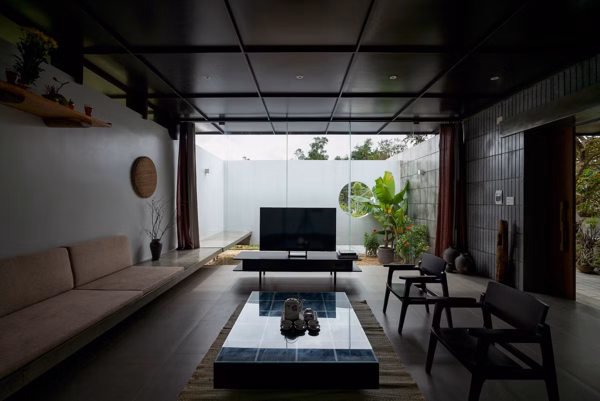 Trần nhà bằng gỗ được lắp đèn trang trí.