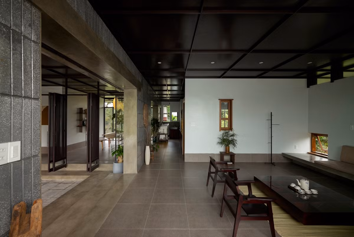 Ngôi nhà sử dụng nội thất gỗ với tông màu tối, tạo cảm giác trầm mặc, cổ kính.